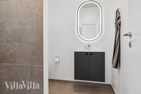 Im Luxusferienhaus Nr. 645 für 40 Personen gibt es ein Bad mit Dusche.