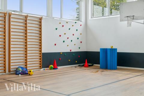 Neben den vielen schönen Stunden, die man im Poolbereich des Hauses verbringen kann, bietet das Luxusferienhaus 645 auch Spielevergnügen bei Billard/Tischtennis und Darts