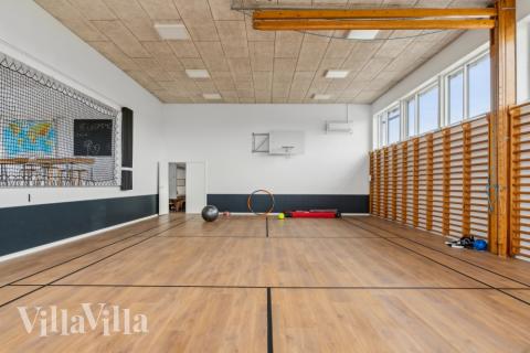 Das Luxusferienhaus 645 für 40 Personen hat einen großen Aktivitätsraum mit u. a. Billard und Darts