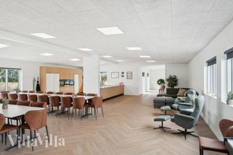 Der große, lichtdurchflutete Aufenthaltsraum im Luxusferienhaus Nr. 645 für 40.