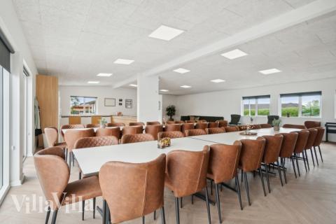 Der Aufenthaltsraum bietet Platz für 40 Personen, wenn ihr das Ferienhaus 645 in Limfjord besucht.