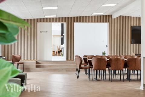 Aufenthaltsraum mit Platz für 40 im Luxusferienhaus Nr. 645.