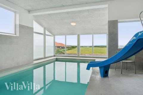 Das Ferienhaus 645 hat einen schicken Poolbereich mit Wasserrutsche, einem geräumigen, eingelassenen Whirlpool und einer Sauna.