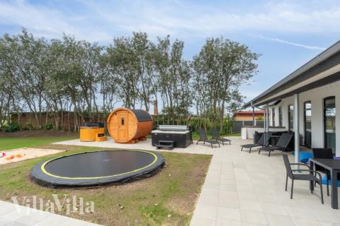 Zu dem attraktiven Ferienhaus Nr. 645 in Limfjord gehört auch ein tolles Angebot im Außenbereich, z. B. Spieleturm und Schaukeln