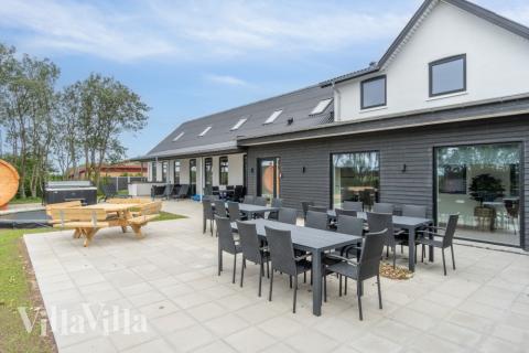 Das Luxusferienhaus Nr. 645 hat eine tolle Terrasse, die mit hochwertigen Gartenmöbeln für 40 Personen ausgestattet ist.