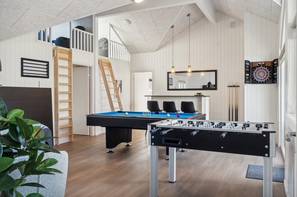 Das Luxusferienhaus 646 für 18 Personen hat einen großen Aktivitätsraum mit u. a. Billard und Darts