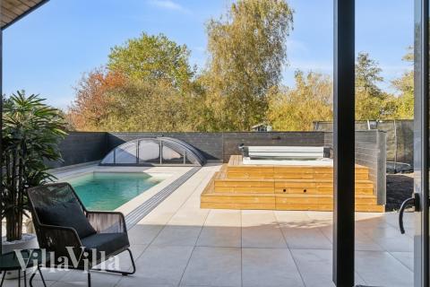 Das Ferienhaus 646 hat einen schicken Poolbereich mit Wasserrutsche, einem geräumigen, eingelassenen Whirlpool und einer Sauna.