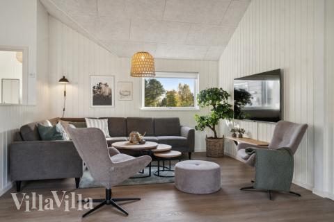 Die Couch im Luxusferienhaus Nr. 646 in Nordseeland lädt zu Gesellschaftsspielen oder zu Kinoabenden ein.