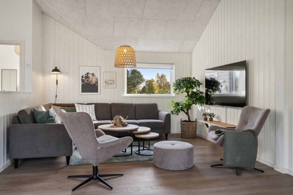 Die Couch im Luxusferienhaus Nr. 646 in Nordseeland lädt zu Gesellschaftsspielen oder zu Kinoabenden ein.