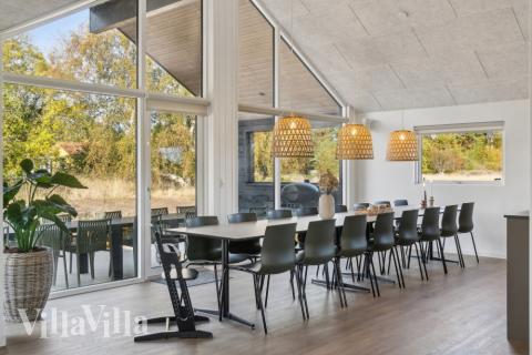 Der große, lichtdurchflutete Aufenthaltsraum im Luxusferienhaus Nr. 646 für 18.