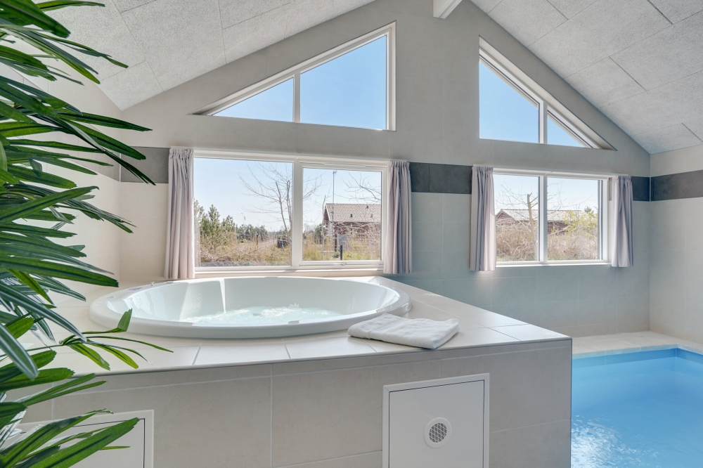 Genießen Sie den warmen Whirlpool im Luxusferienhaus Nr. 802 in Ostjütland