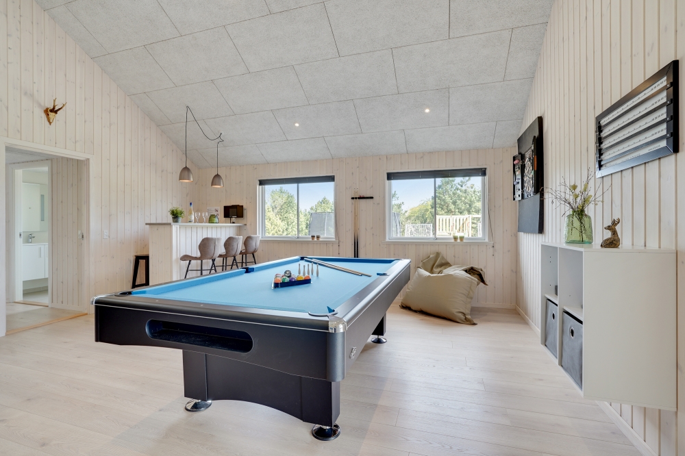 Das Luxusferienhaus 802 für 16 Personen hat einen großen Aktivitätsraum mit u. a. Billard und Darts