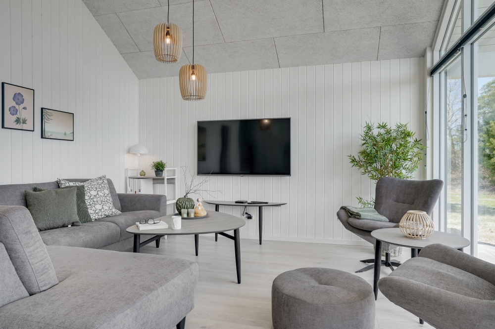 Die Couch im Luxusferienhaus Nr. 802 in Ostjütland lädt zu Gesellschaftsspielen oder zu Kinoabenden ein.