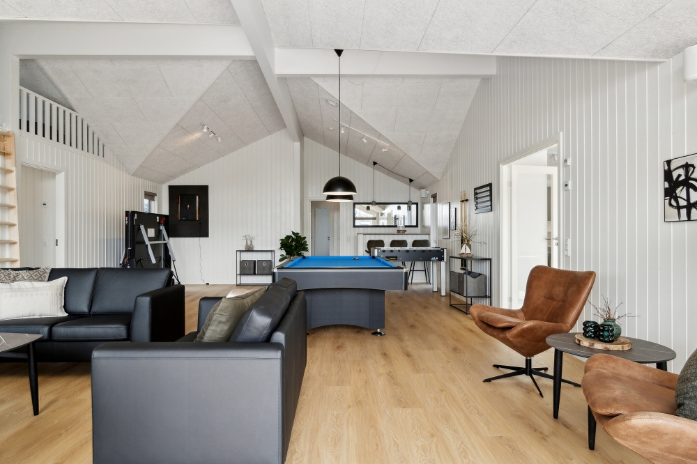 Das Luxusferienhaus 806 für 30 Personen hat einen großen Aktivitätsraum mit u. a. Billard und Darts