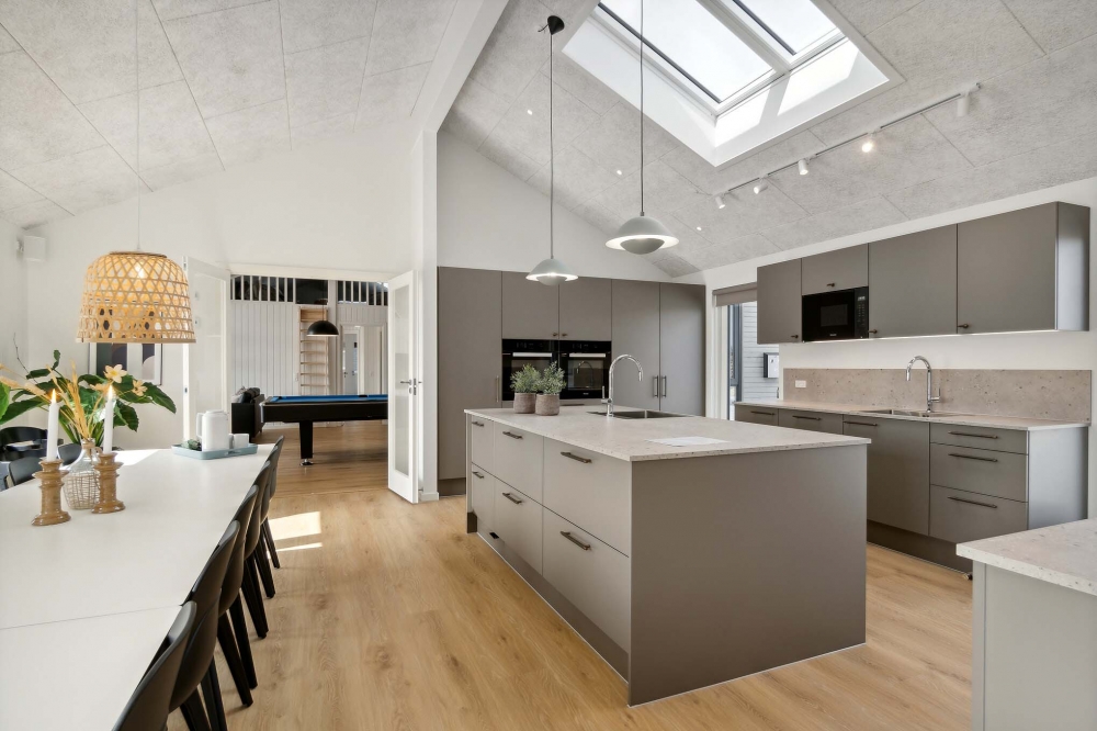 Die Küche in dem Luxusferienhaus Nr. 806 ist so gut ausgestattet, dass man problemlos Mahlzeiten für 30 Personen zubereiten kann.