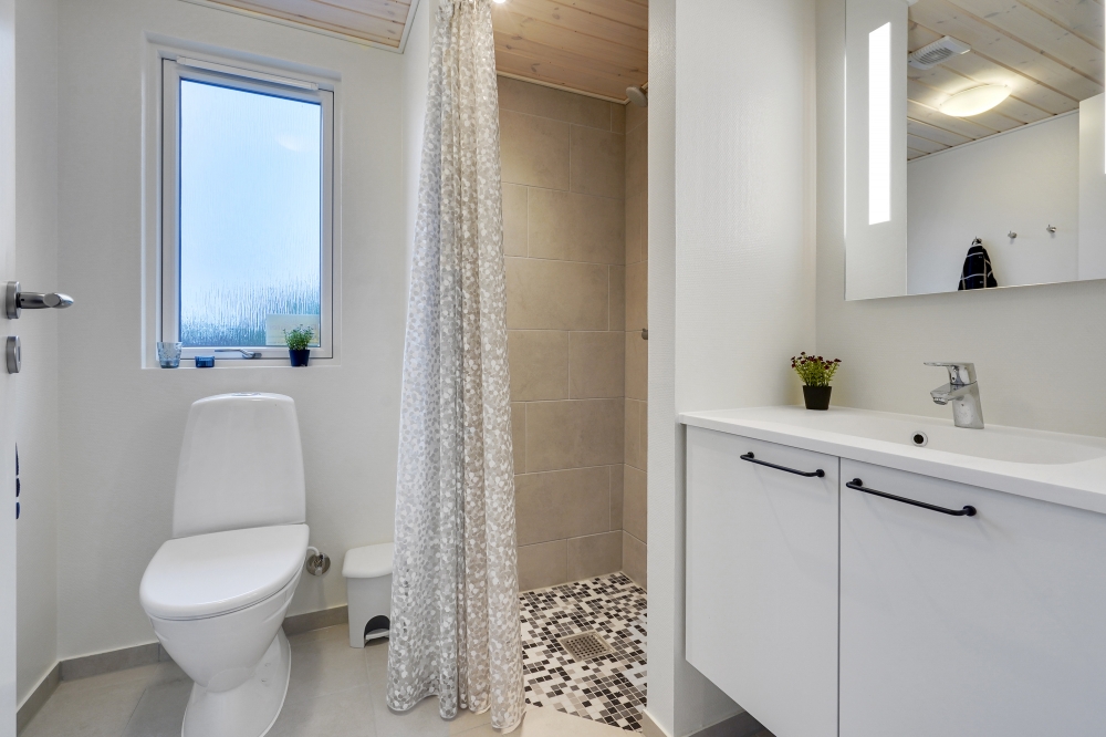 Eines der Badezimmer im Luxusferienhaus Nr. 808