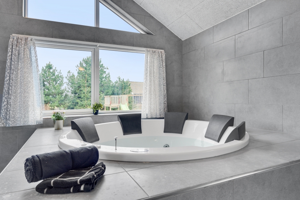 Genießen Sie den warmen Whirlpool im Luxusferienhaus Nr. 808 in Ostjütland