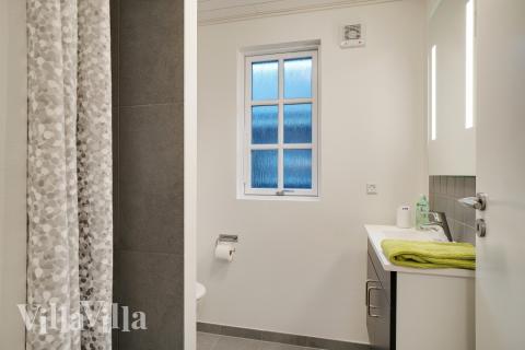 Eines der Badezimmer im Luxusferienhaus Nr. 810