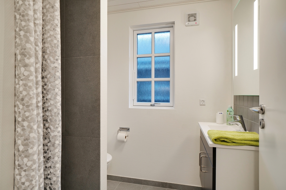 Eines der Badezimmer im Luxusferienhaus Nr. 810