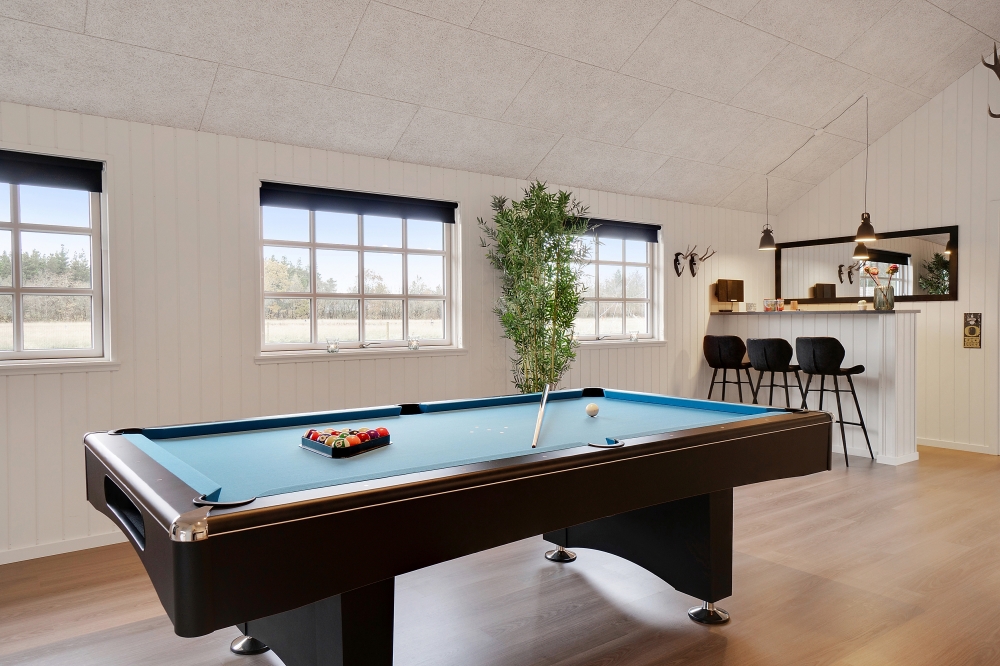 Das Luxusferienhaus 810 für 18 Personen hat einen großen Aktivitätsraum mit u. a. Billard und Darts