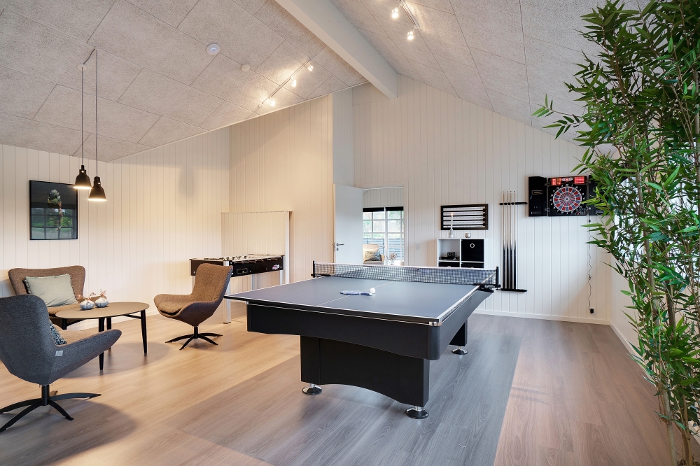 Neben den vielen schönen Stunden, die man im Poolbereich des Hauses verbringen kann, bietet das Luxusferienhaus 810 auch Spielevergnügen bei Billard/Tischtennis und Darts