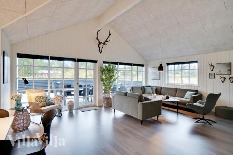 Der große, lichtdurchflutete Aufenthaltsraum im Luxusferienhaus Nr. 810 für 18.