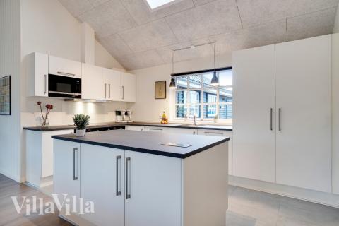 Gut ausgestattete Küche im Luxusferienhaus Nr. 810 in Ostjütland.