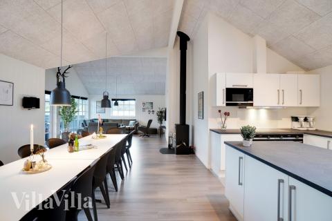 Aufenthaltsraum mit Platz für 18 im Luxusferienhaus Nr. 810.