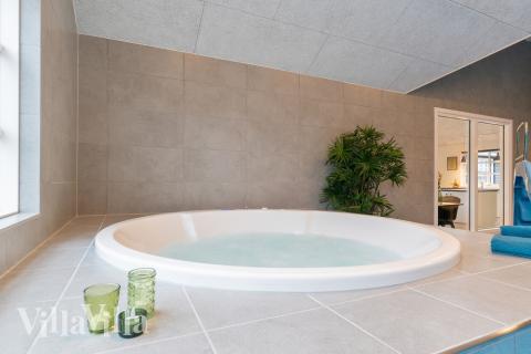 Genießen Sie den warmen Whirlpool im Luxusferienhaus Nr. 810 in Ostjütland