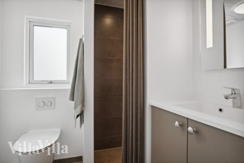 Eines der Badezimmer im Luxusferienhaus Nr. 814