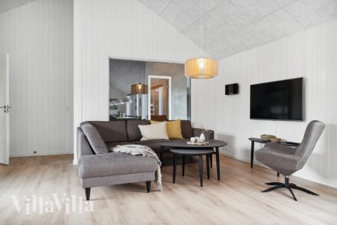 Die Couch im Luxusferienhaus Nr. 814 in Ostjütland lädt zu Gesellschaftsspielen oder zu Kinoabenden ein.