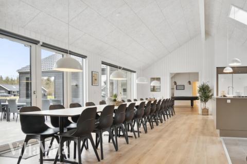 Der große, lichtdurchflutete Aufenthaltsraum im Luxusferienhaus Nr. 814 für 26.