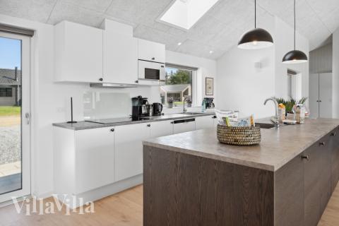 Gut ausgestattete Küche im Luxusferienhaus Nr. 816 in Ostjütland.