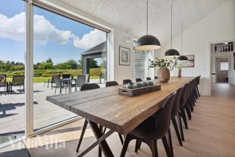 Der große, lichtdurchflutete Aufenthaltsraum im Luxusferienhaus Nr. 816 für 20.