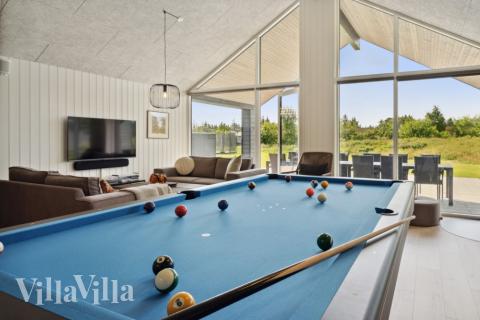 Das Luxusferienhaus 816 für 20 Personen hat einen großen Aktivitätsraum mit u. a. Billard und Darts