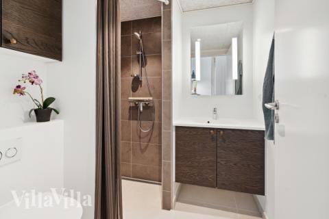 Eines der Badezimmer im Luxusferienhaus Nr. 816