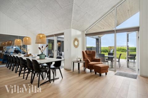 Der große, lichtdurchflutete Aufenthaltsraum im Luxusferienhaus Nr. 818 für 16.