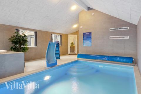 Das Ferienhaus 818 hat einen schicken Poolbereich mit Wasserrutsche, einem geräumigen, eingelassenen Whirlpool und einer Sauna.