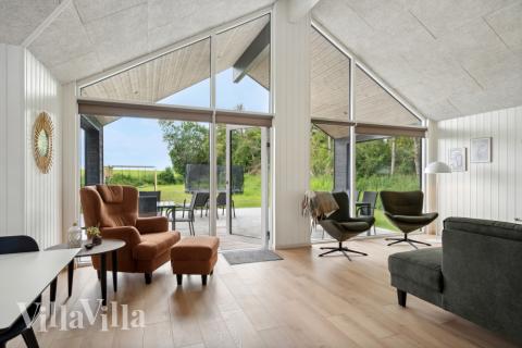 Die Couch im Luxusferienhaus Nr. 818 in Ostjütland lädt zu Gesellschaftsspielen oder zu Kinoabenden ein.