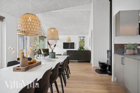 Der Aufenthaltsraum bietet Platz für 16 Personen, wenn ihr das Ferienhaus 818 in Ostjütland besucht.