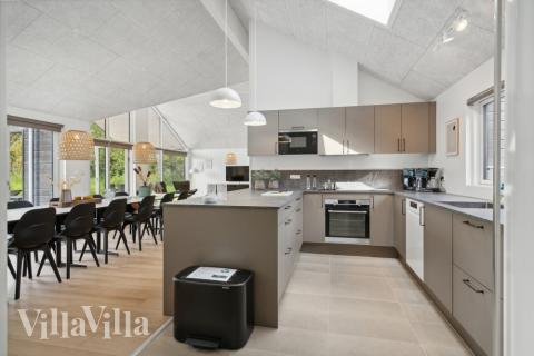 Die Küche in dem Luxusferienhaus Nr. 818 ist so gut ausgestattet, dass man problemlos Mahlzeiten für 16 Personen zubereiten kann.