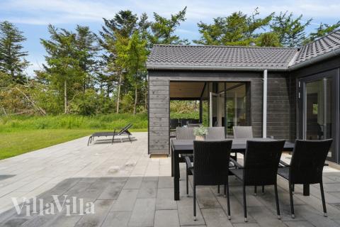Genießen Sie einen Grillabend auf der Terrasse des Luxusferienhauses Nr. 818 in Ostjütland