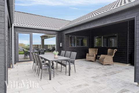 Das Luxusferienhaus Nr. 818 hat eine tolle Terrasse, die mit hochwertigen Gartenmöbeln für 16 Personen ausgestattet ist.