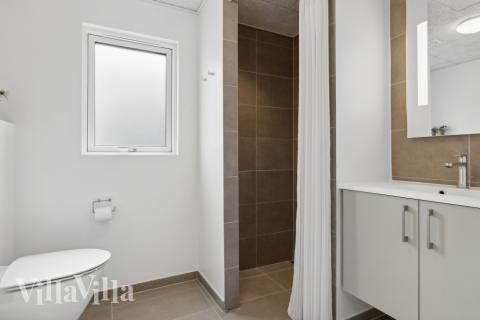 Eines der Badezimmer im Luxusferienhaus Nr. 822