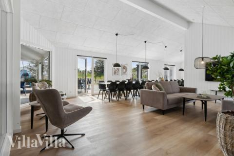 Die Couch im Luxusferienhaus Nr. 822 in Ostjütland lädt zu Gesellschaftsspielen oder zu Kinoabenden ein.