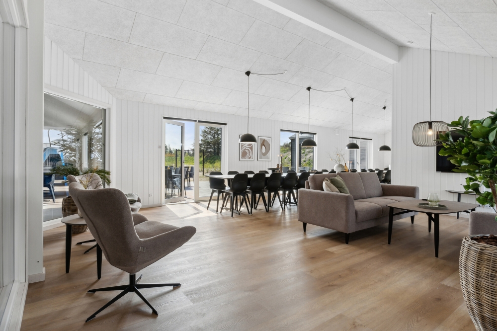 Die Couch im Luxusferienhaus Nr. 822 in Ostjütland lädt zu Gesellschaftsspielen oder zu Kinoabenden ein.