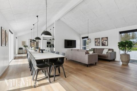 Der große, lichtdurchflutete Aufenthaltsraum im Luxusferienhaus Nr. 822 für 30.