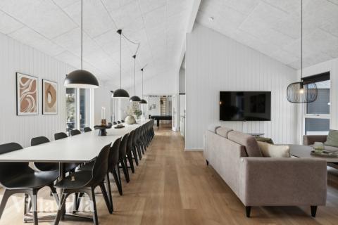 Der Aufenthaltsraum bietet Platz für 30 Personen, wenn ihr das Ferienhaus 822 in Ostjütland besucht.