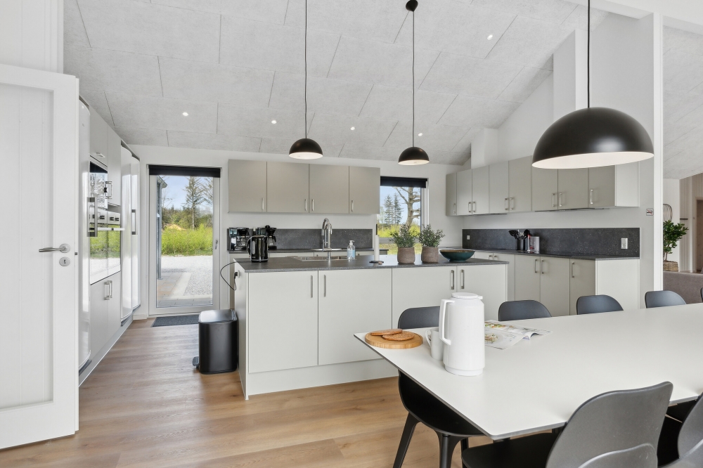 Die Küche in dem Luxusferienhaus Nr. 822 ist so gut ausgestattet, dass man problemlos Mahlzeiten für 30 Personen zubereiten kann.