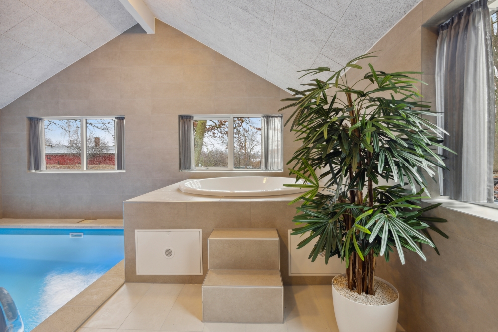 Genießen Sie den warmen Whirlpool im Luxusferienhaus Nr. 822 in Ostjütland